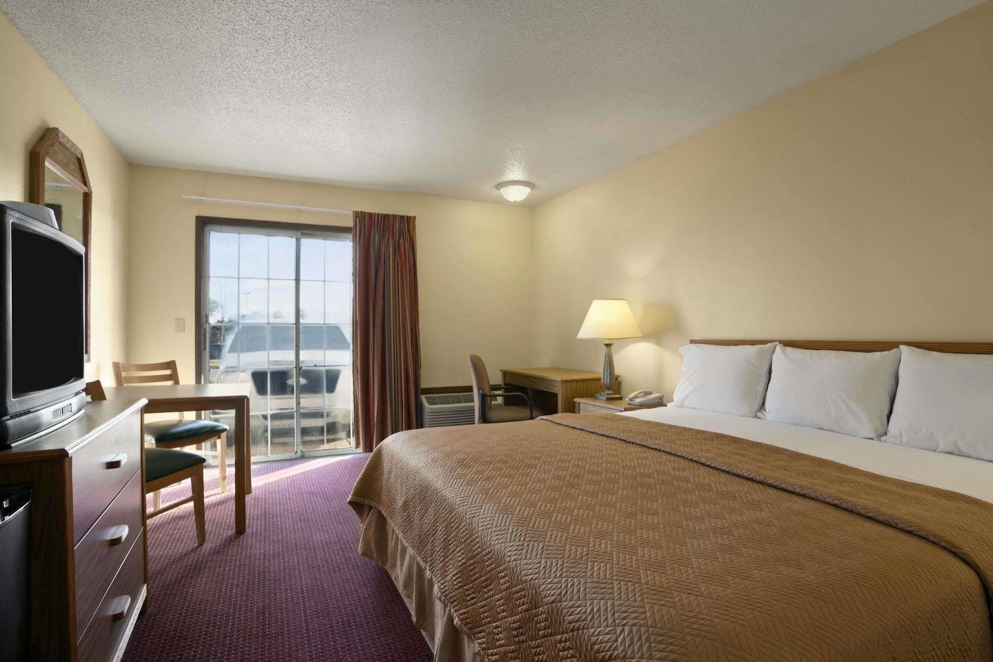Travelodge Inn & Suites By Wyndham Muscatine Exterior foto