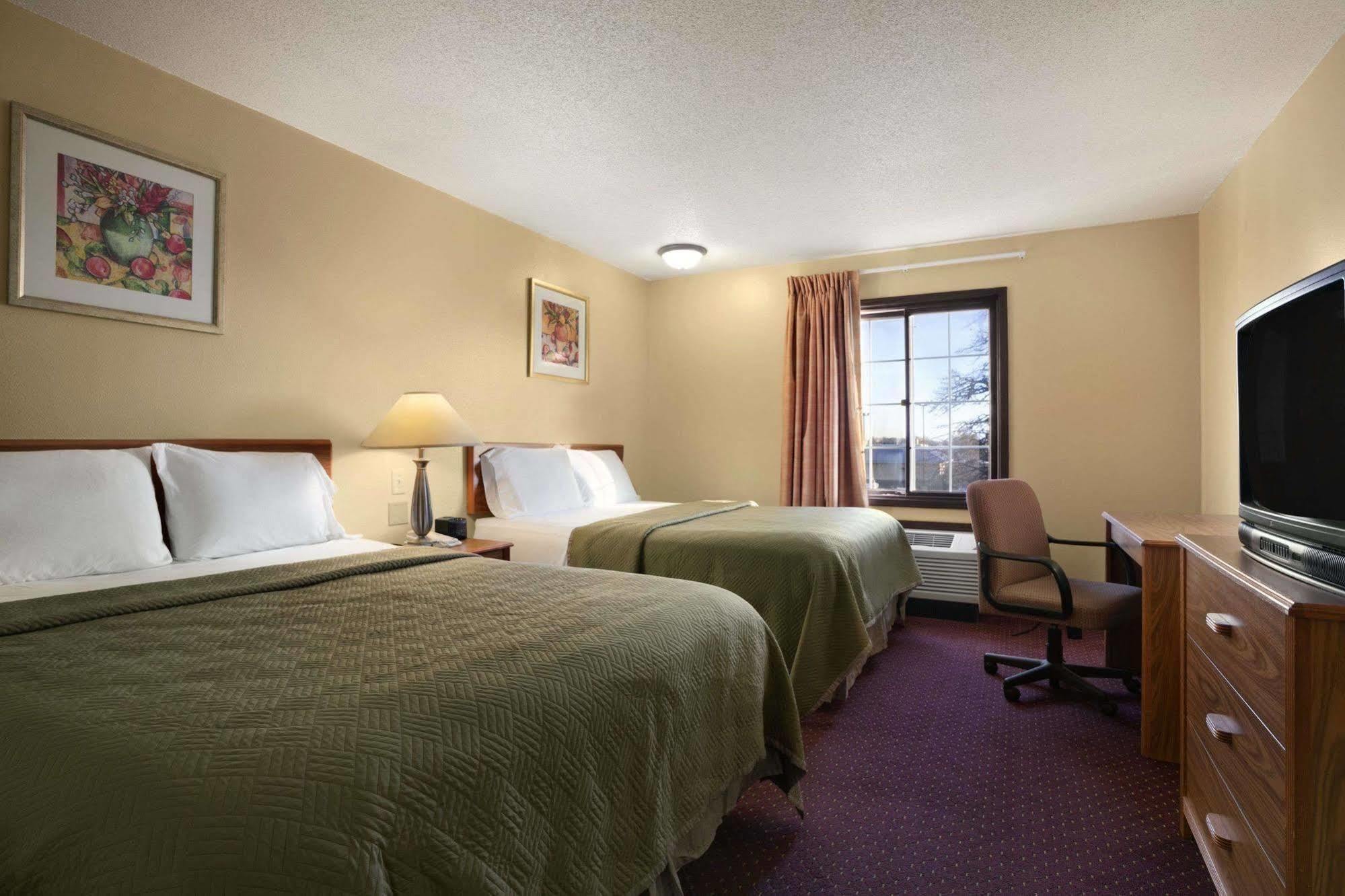 Travelodge Inn & Suites By Wyndham Muscatine Exterior foto