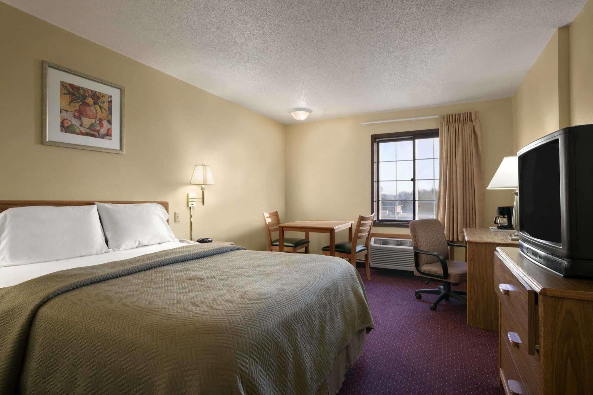 Travelodge Inn & Suites By Wyndham Muscatine Exterior foto